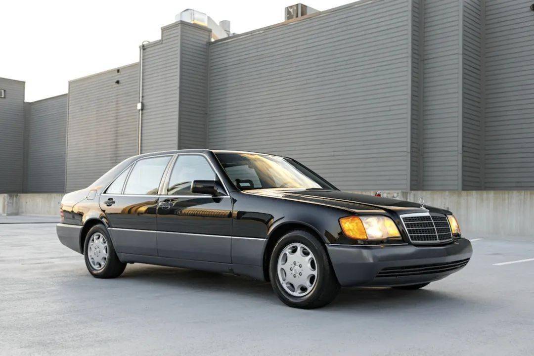 l代表就长轴距,600se代表短轴距,王健林的奔驰是600sel,因为带l,所以