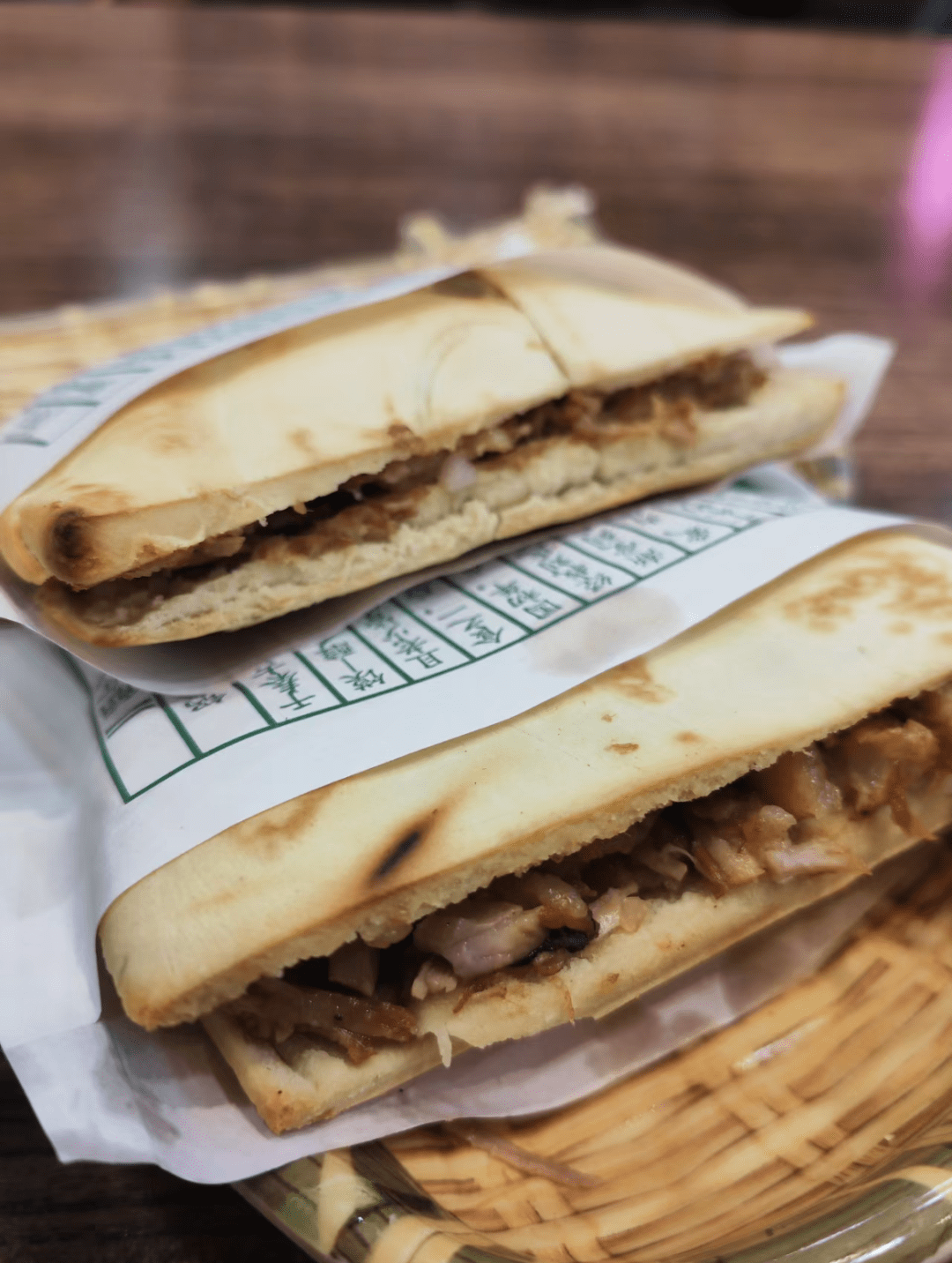 图源小红书@一口炸鱼丸咸阳彬州御面历史悠久辣子红,香醋浓,入口筋光