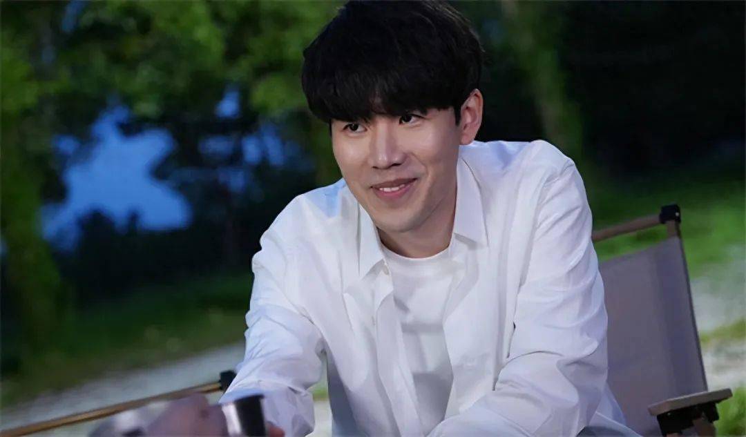 当时我们以为theshy在效仿他那个当设计师的妈妈,制作一点有艺术性的