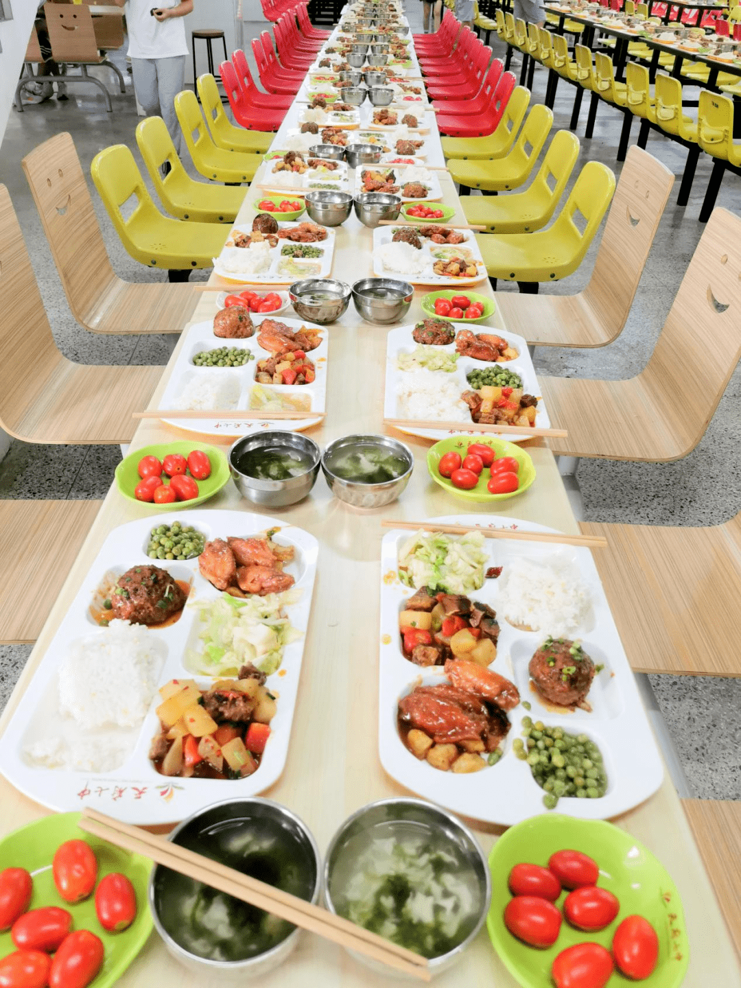 关于"预制菜进校园",我们去探了这些学校……_食材_食堂_验收