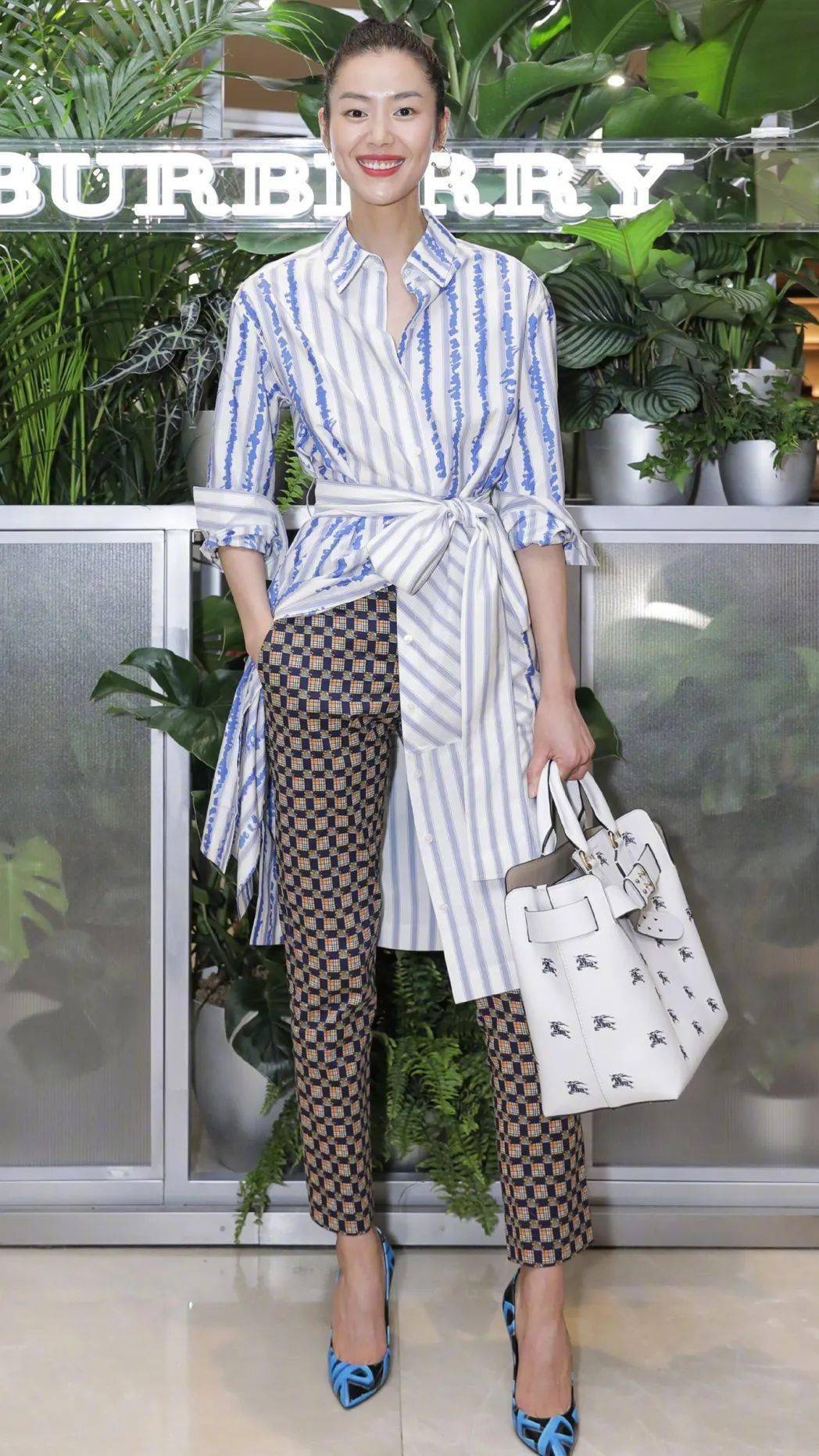 刘雯带头穿长裙 长裤,叠穿风要回归了?_裙子_连衣裙_裤子