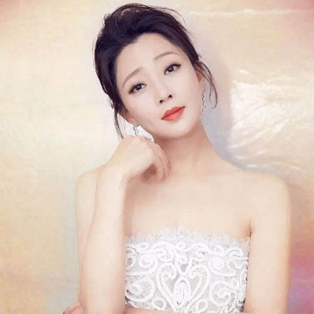 42岁的殷桃晒时尚照,身材曲线太完美,"冻龄"状态惹人羡慕_运动_秘诀