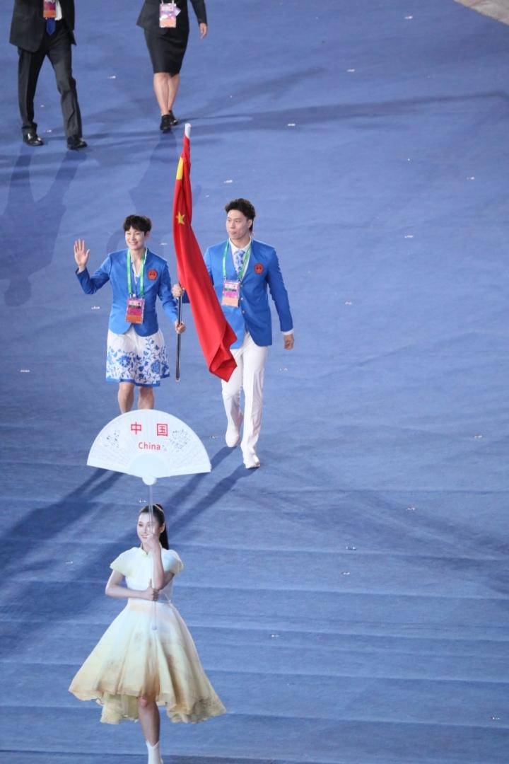 担任引导员的是21岁的湖州姑娘卢怡佳