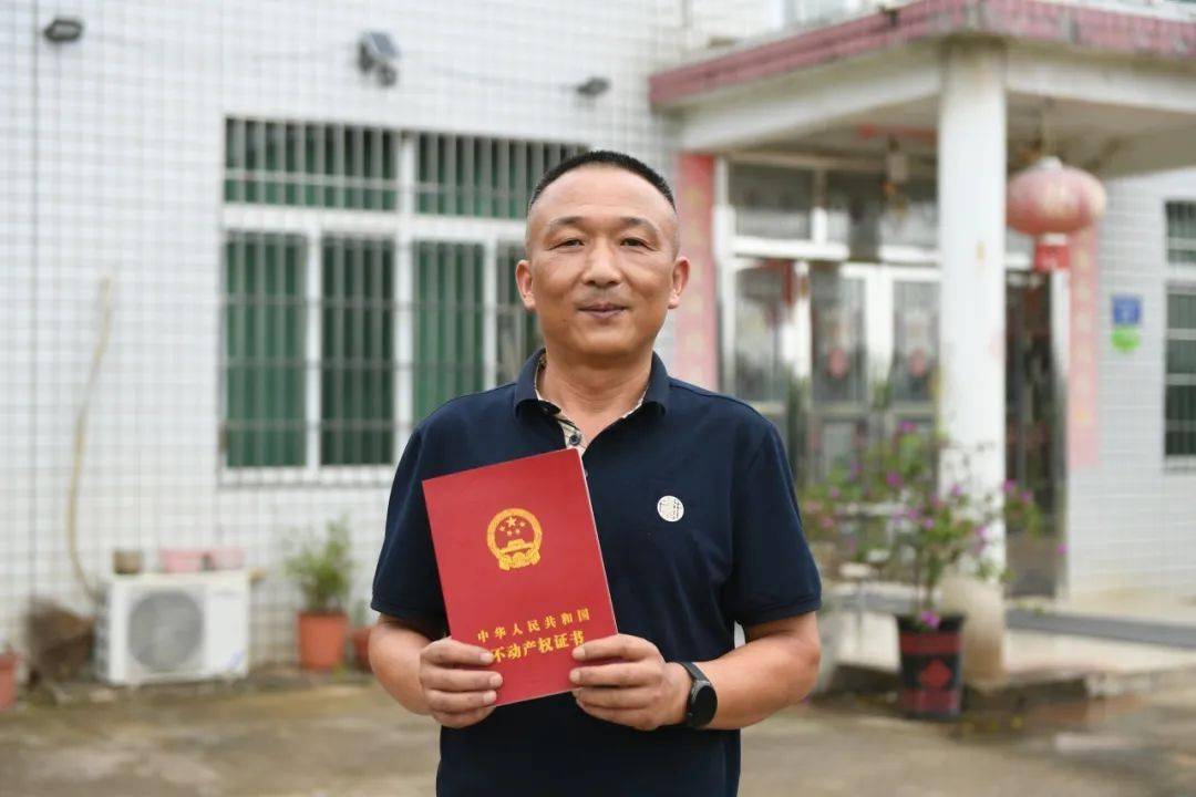 "长沙市雨花区跳马镇金屏村村民李先生拿到红艳艳的林权不动产权证后