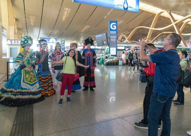 楚雄彝绣惊艳亮相昆明机场_云南_旅客_活动