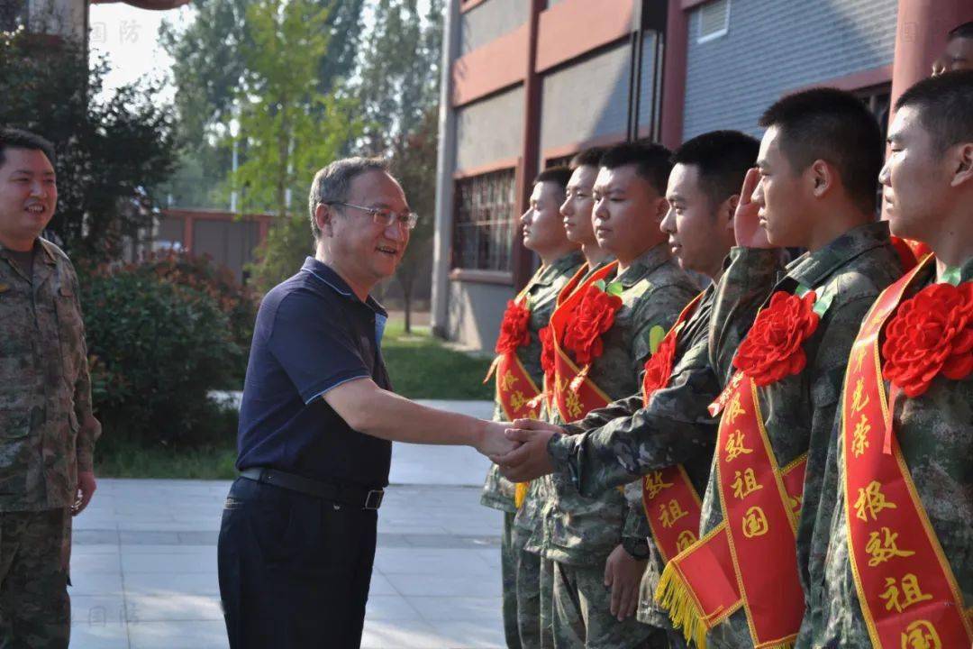 人武部上校政委张红旗,区双拥办主任,退役军人事务局长吴建平出席,各