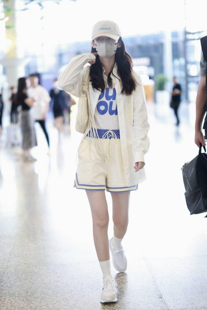 看李沁这套奶蓝色运动套装浪漫又元气_机场_账号_换季