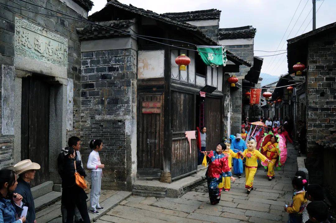 地址】南昌市安义县花果山金果小镇生态园【周边景点情况】安义古村