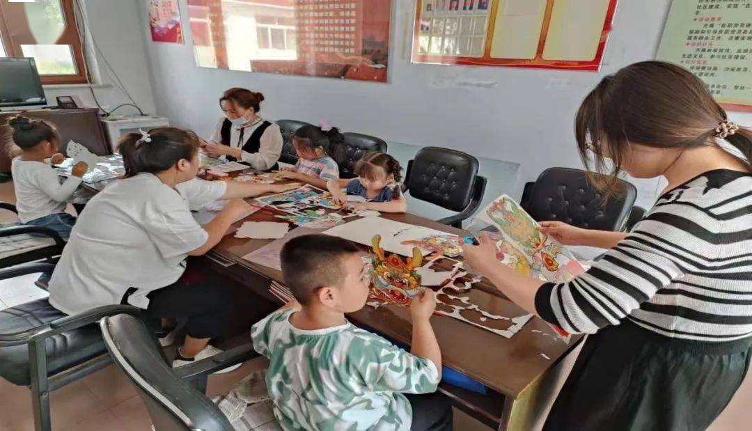 9月22日,兴城市宁远街道老马路社区新时代文明实践站联合金娃幼儿园