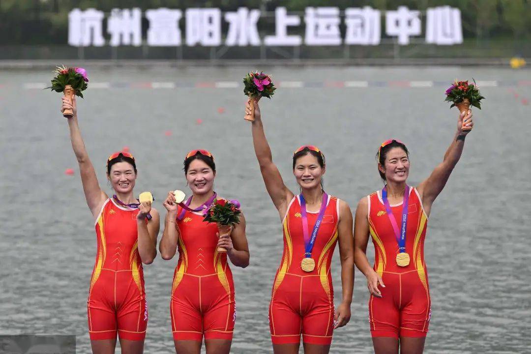 决赛中,中国00后组合王婷婷/张旋配合娴熟,以7分32秒22的成绩夺得冠军