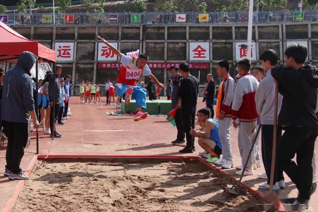 甘谷县第三中学教练王晖告诉记者,"这一次我带领甘谷三中二十多个学生
