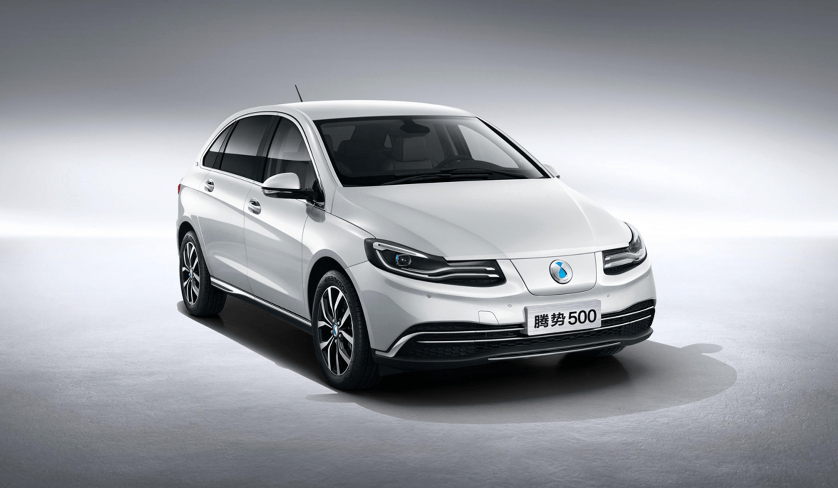 2014年,国内新能源市场刚刚涌现一批小型纯电车时,腾势300以豪华车