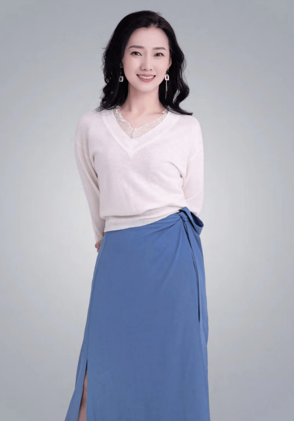 利用具有象征意义的中国古琴贯穿全剧,"抚琴遥祭""飞书落琴""弹琴表情