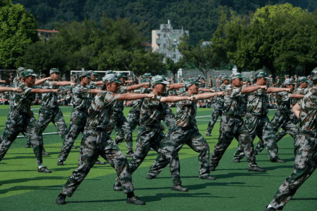 我校舉行2023級新生開學典禮暨軍訓總結表彰大會_同學_全體_領導