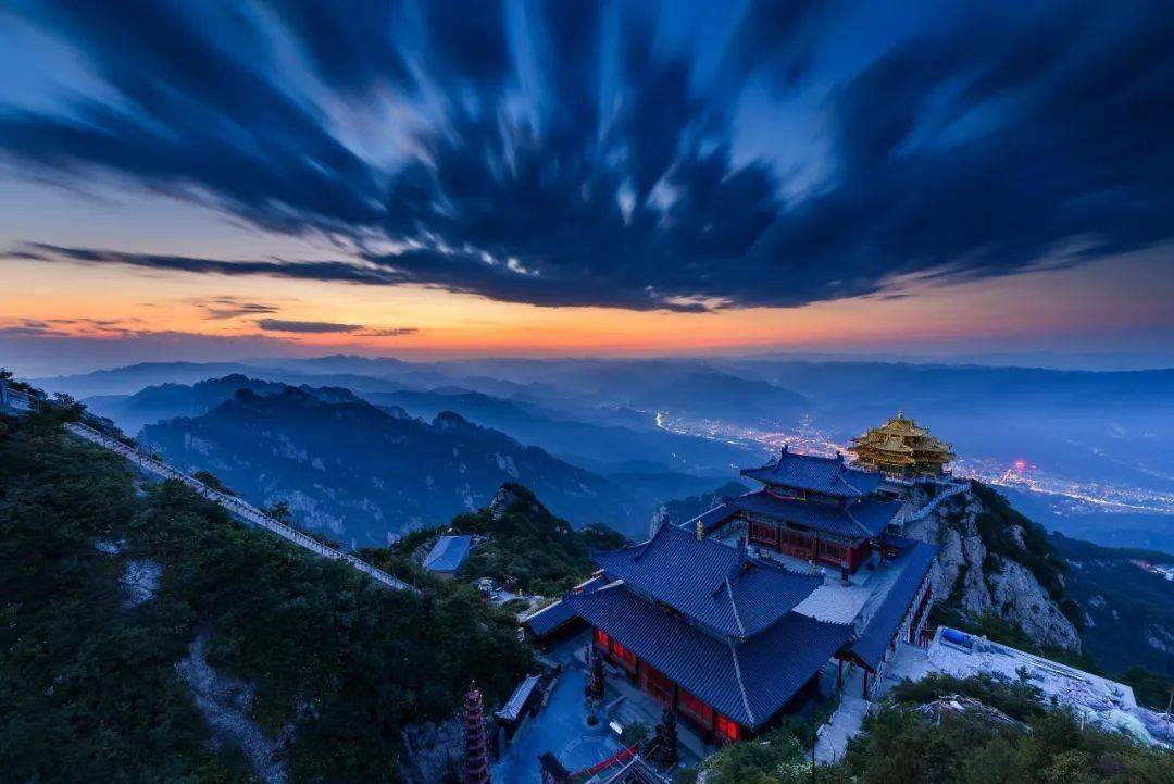 在金顶和马鬃岭观云海日出,也是登高秋游的好玩法!