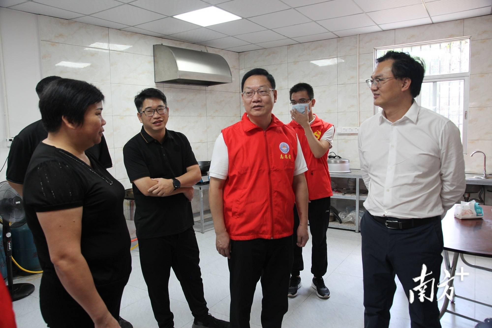 陈本才,彭晋谦为幸福食堂送上了月饼,米,油等慰问