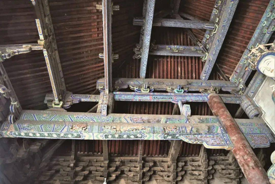 柱上承梁,梁上承矮柱或驼峰,矮柱或驼峰之上承平梁,进深较大的建筑