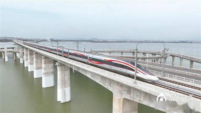 复兴号智能动车组列车行驶在福厦高铁泉州湾大桥上 (李金明 摄)初期