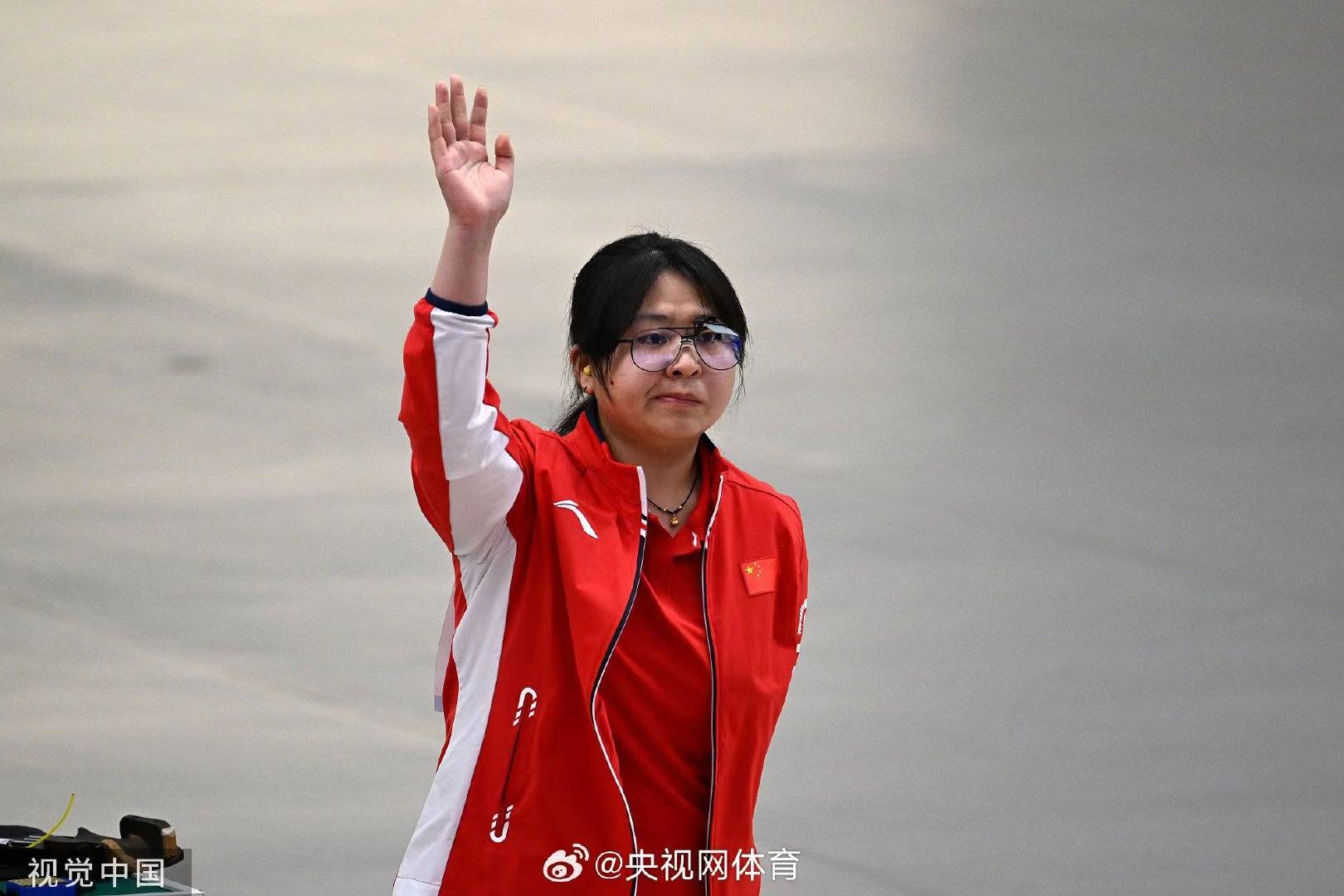 00年妹子刘锐手插兜破亚洲纪录,获女子25米手枪冠军,赛后称打之前很