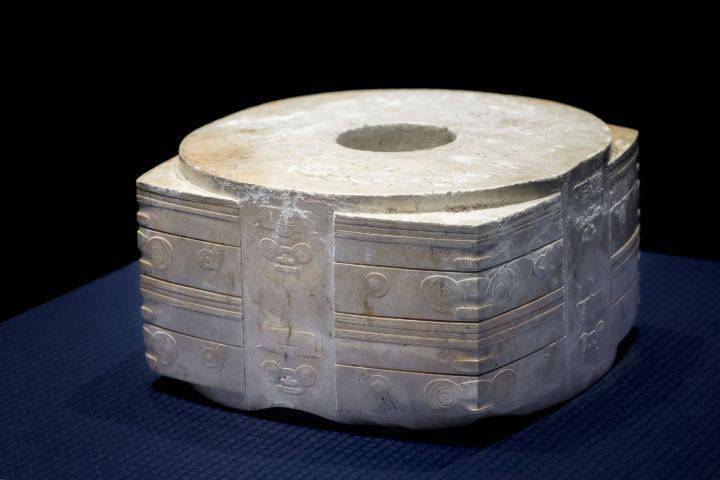 让亚运奖牌首次破圈的,就是土生土长杭州五千年的良渚玉琮王.