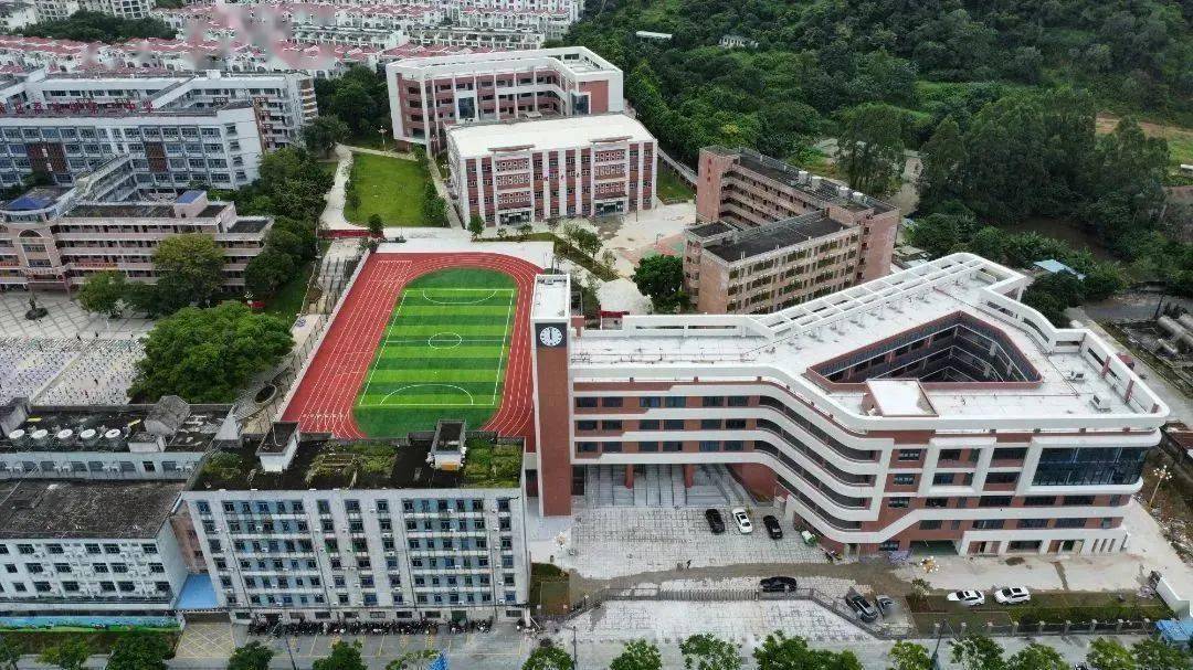 荔景中学荔景中学是一所创办于1997年的初级中学,学校前身是荔城四中