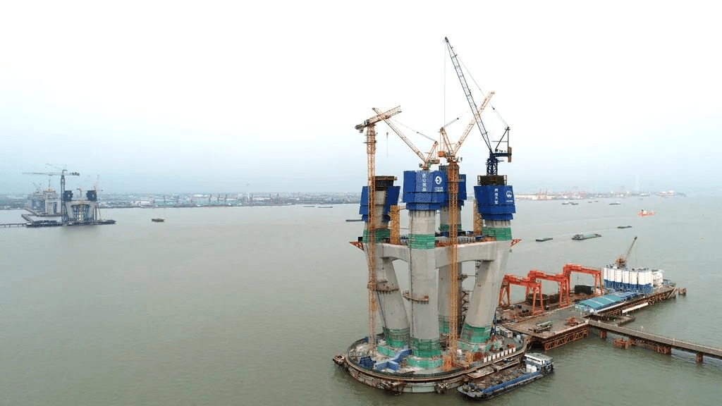 常泰长江大桥和阜溧高速(建湖至兴化段)是泰州市在建的重大项目.