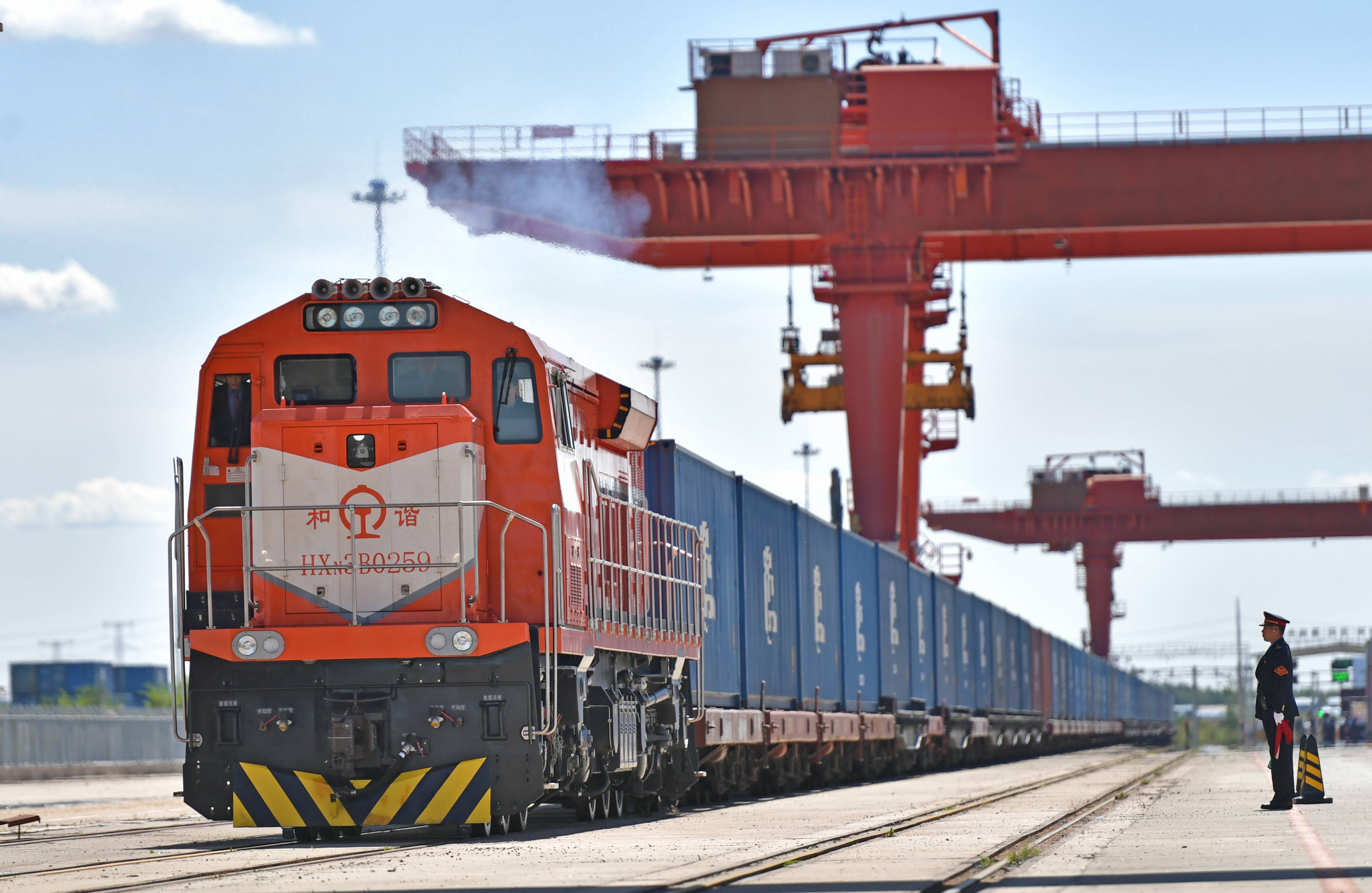 新华社记者 柳文惠 摄消费者在河南省郑州市中欧班列进出口商品博览