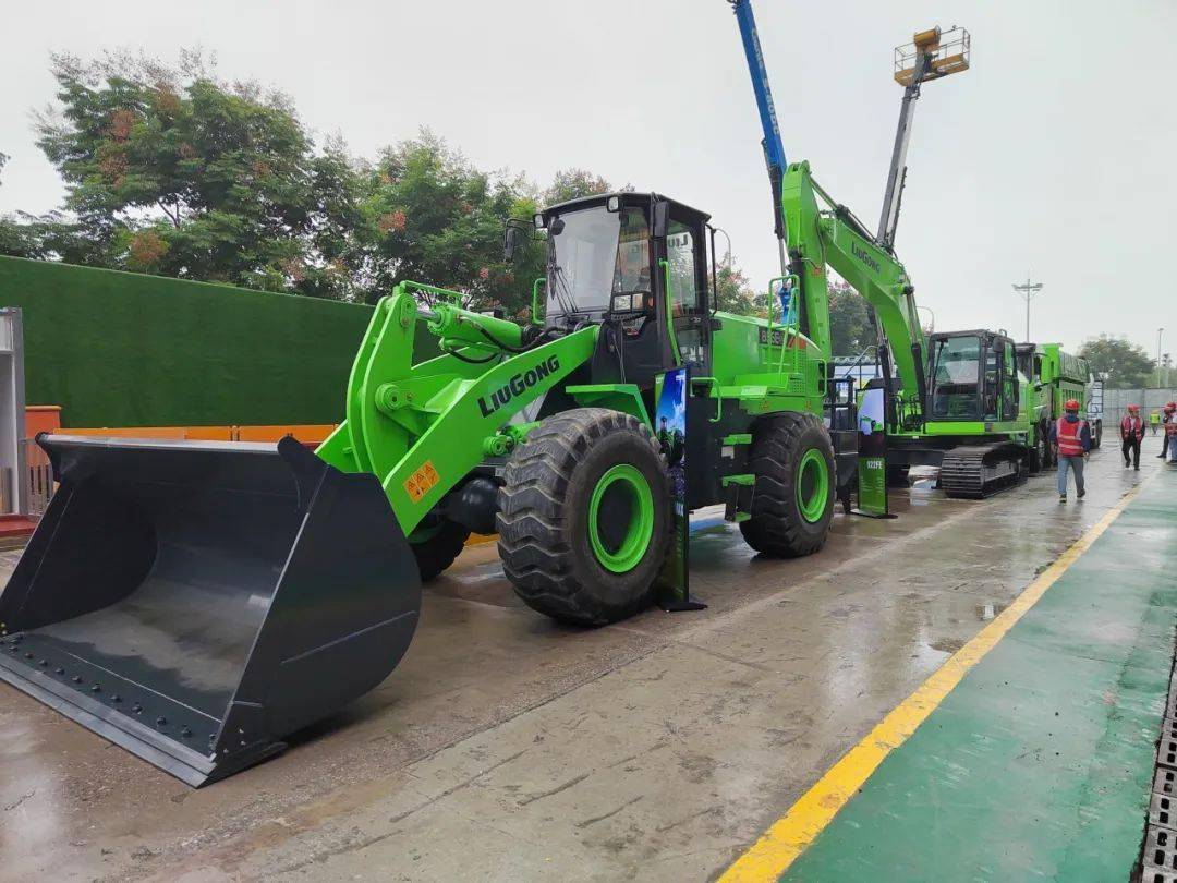 柳工电动设备part/1会上,柳工展示了包括装载机820te,装载机856he