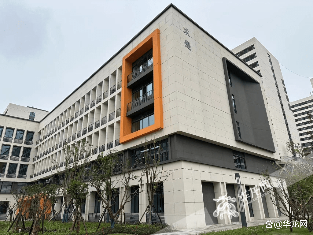 据悉,重庆城市科技学院巴南校区于2021年初土石方工程启动,标志着新