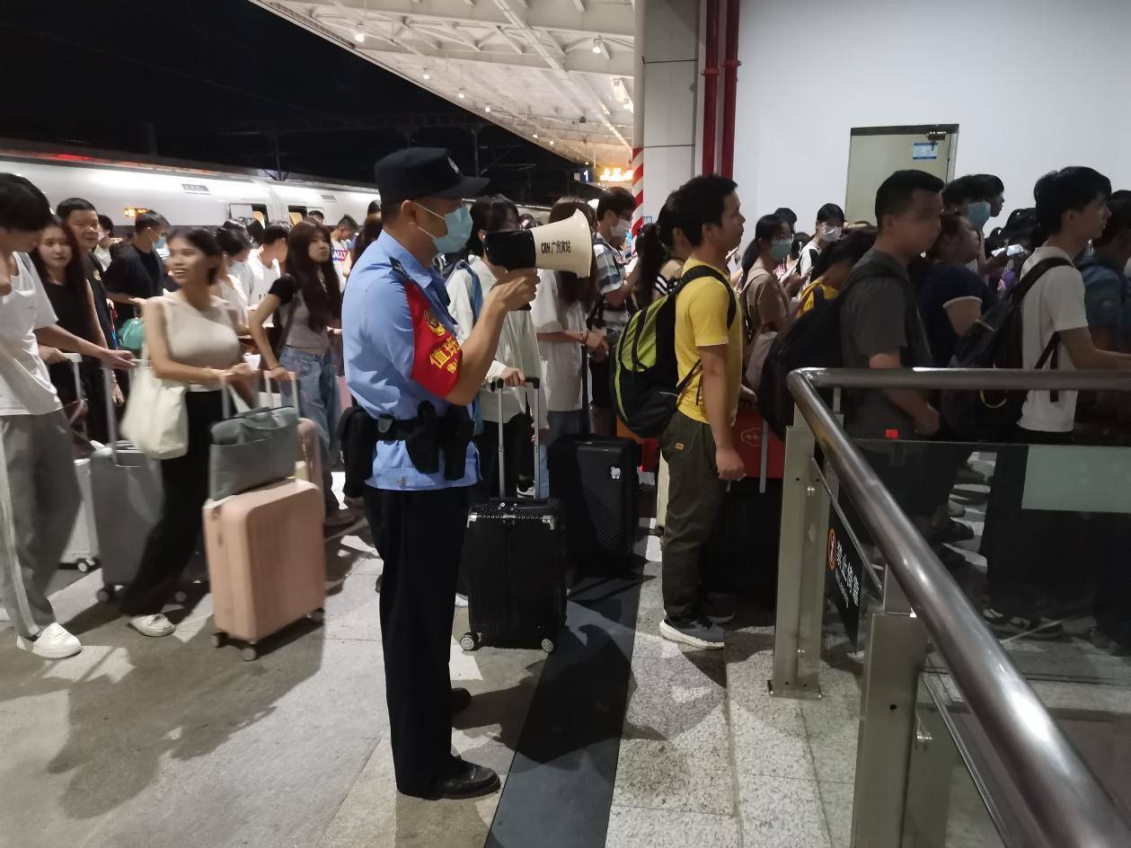 "双节"火车站迎大客流,竟有旅客强闯闸机企图乘车_佛山_秩序_进站