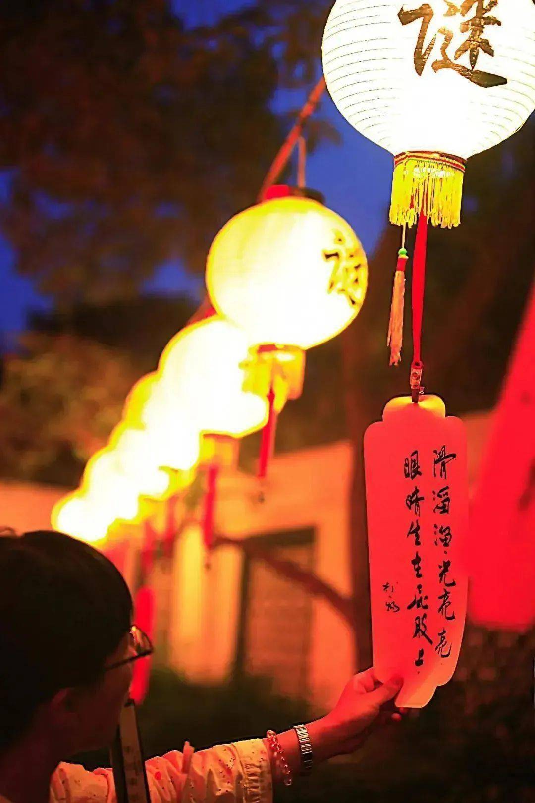 民族风格的一种汉族民俗文娱活动形式中秋月圆夜在农庄挂着许多灯笼