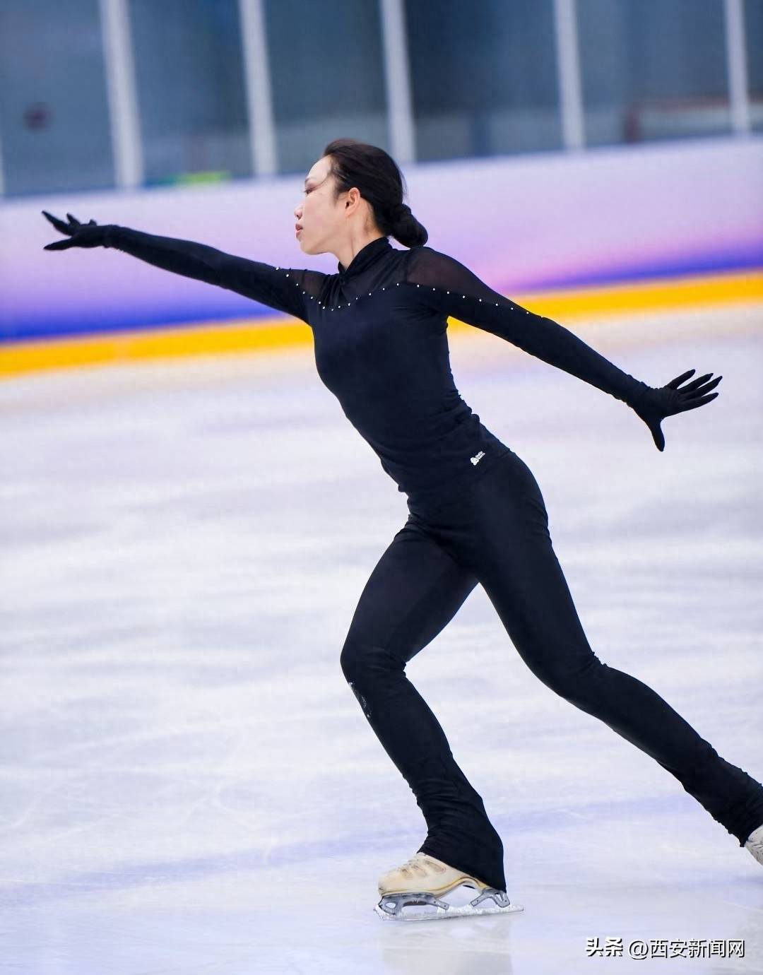 陕体集团创聚冰雪公益冰上演出圆满举行_教练_观众_全场