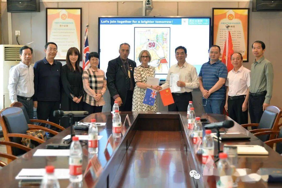 武汉市教育局国际交流合作处陶瑶瑶,新洲一中党委副书记陈元城,副校长