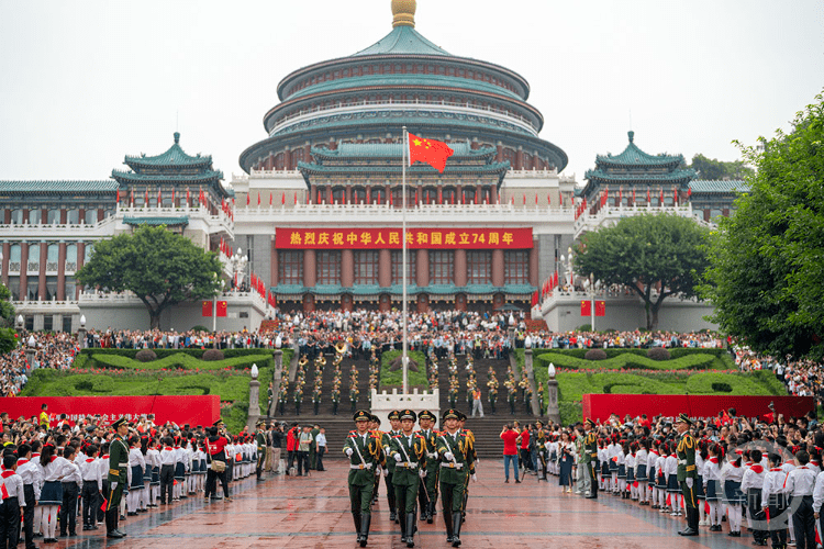 重庆市人民广场举行国庆升旗仪式_国旗护卫队_摄影_少先队员