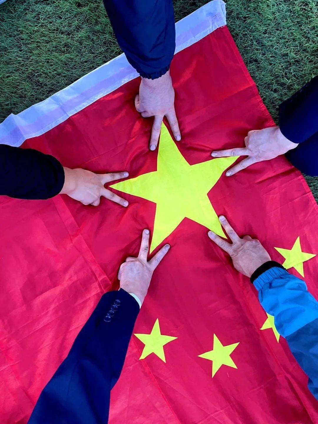 每一面国旗都代表一颗中国心与国旗同框 与祖国同行一张张热情洋溢的