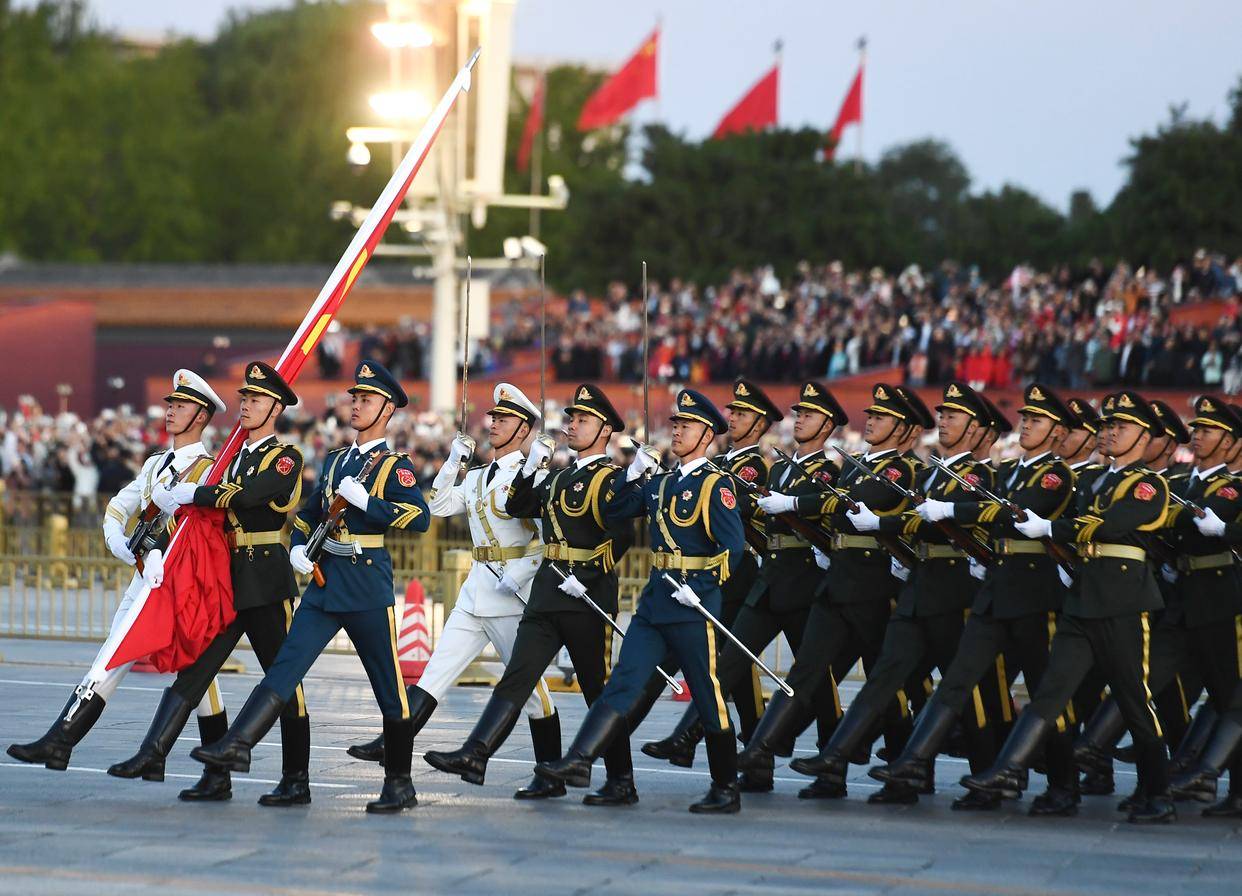 (新华全媒)国庆升旗仪式在天安门广场举行_张晨霖_高清_图片