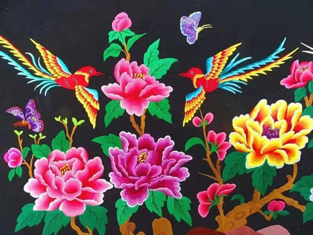 楚雄彝族刺绣已有1700多年的历史,以其复杂,明亮的图案和丰富,大胆的