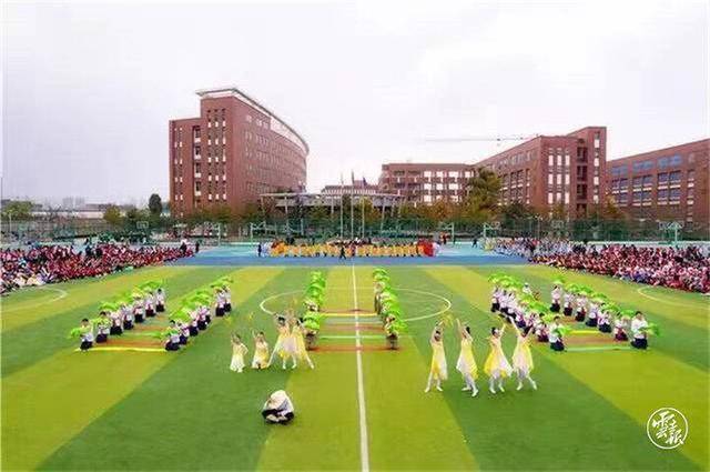 曲龙八国际下载靖一中卓立学校：打造新时代教育高地(图2)