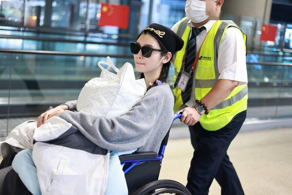 奚梦瑶坐轮椅现身上海虹桥机场 脸戴墨镜心情欠佳_账号_明星_何猷君