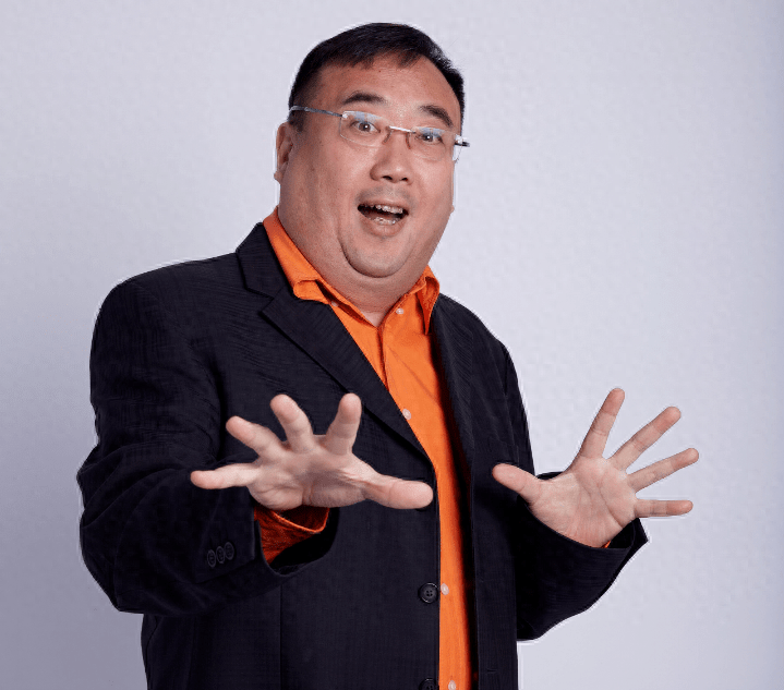 他曾是央视当红的主持人,经常被误认是英达,如今一家三口很幸福_那威