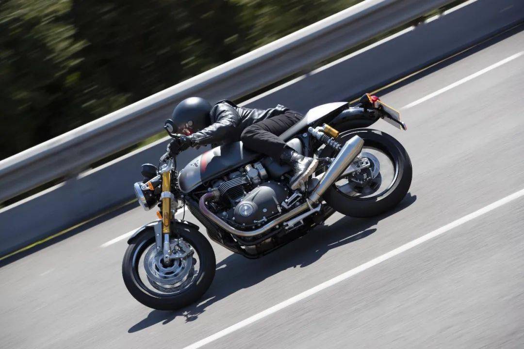 咖啡骑士——triumph thruxton 1200 rs_搜狐汽车_搜狐网