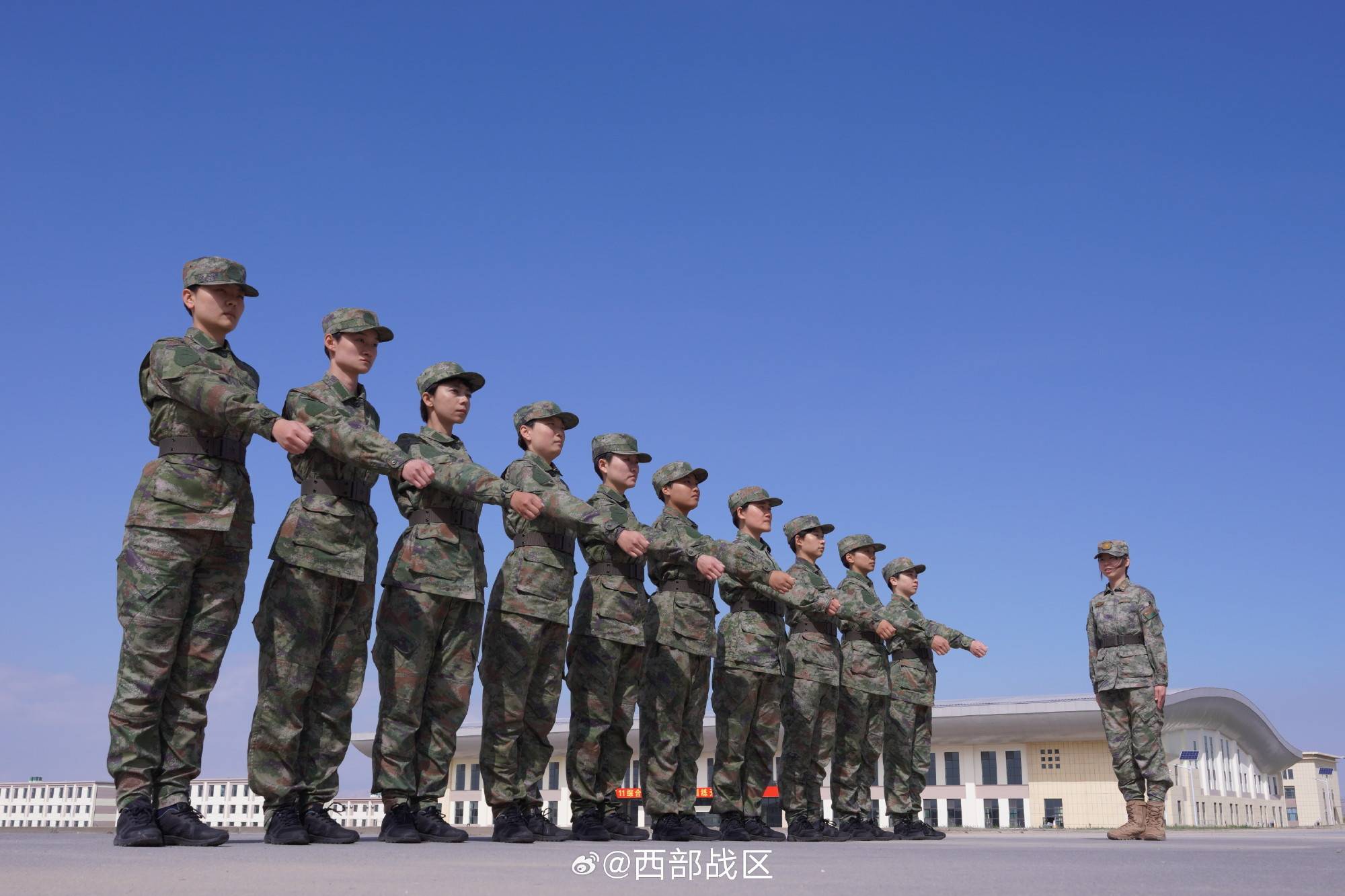 近日,新疆军区某训练基地组织召开2023年秋季新兵开训动员大会