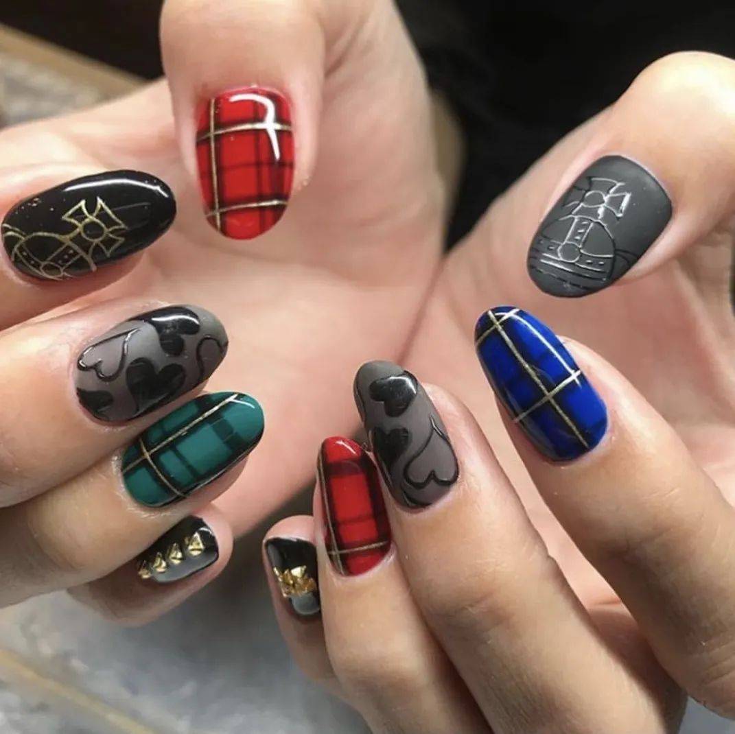 看过杨幂巴黎时装周的造型,这款美甲又开始流行了?_指甲_指尖_经典