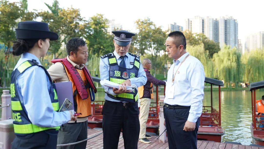 9月下旬,西安市公安局便成立了以副市长,局长李启全为组长的"双节"