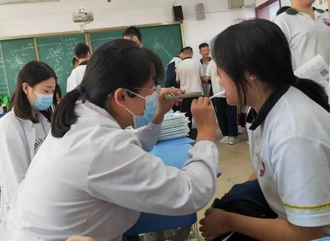 同时,医院还组织口腔科医师走进宁阳四中,复圣中学,第二实验中学等