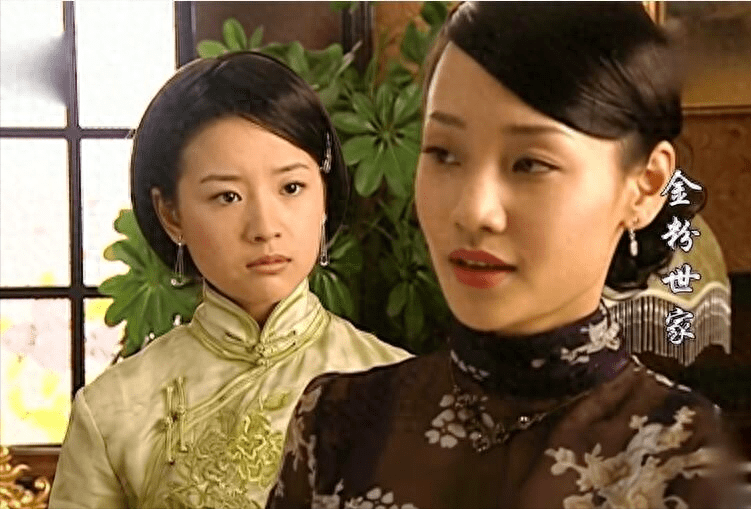 在《金粉世家》中,潘星谊扮演的是男主金燕西的爸爸金铨的三姨太.