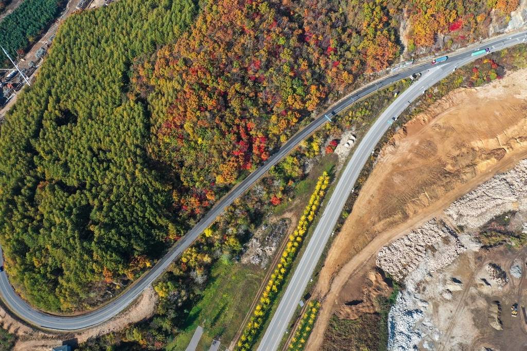 航拍辽宁本溪秋景如画_中新社_照片_无人机