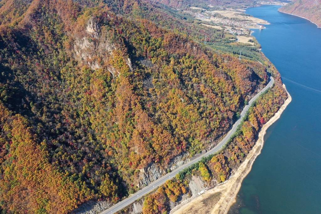 航拍辽宁本溪秋景如画_中新社_照片_无人机