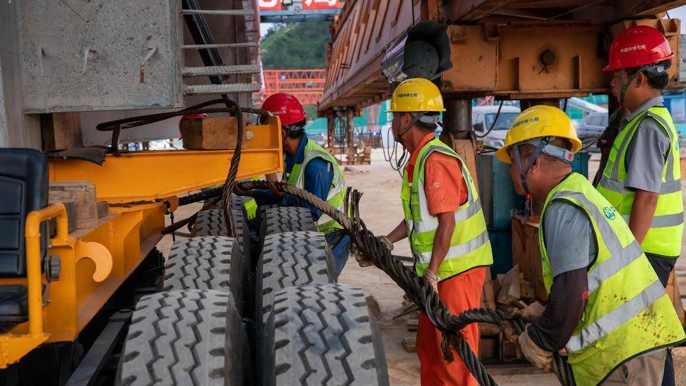 阳信高速信宜段首座大桥首片t梁顺利铺架_高速公路_建设_作业
