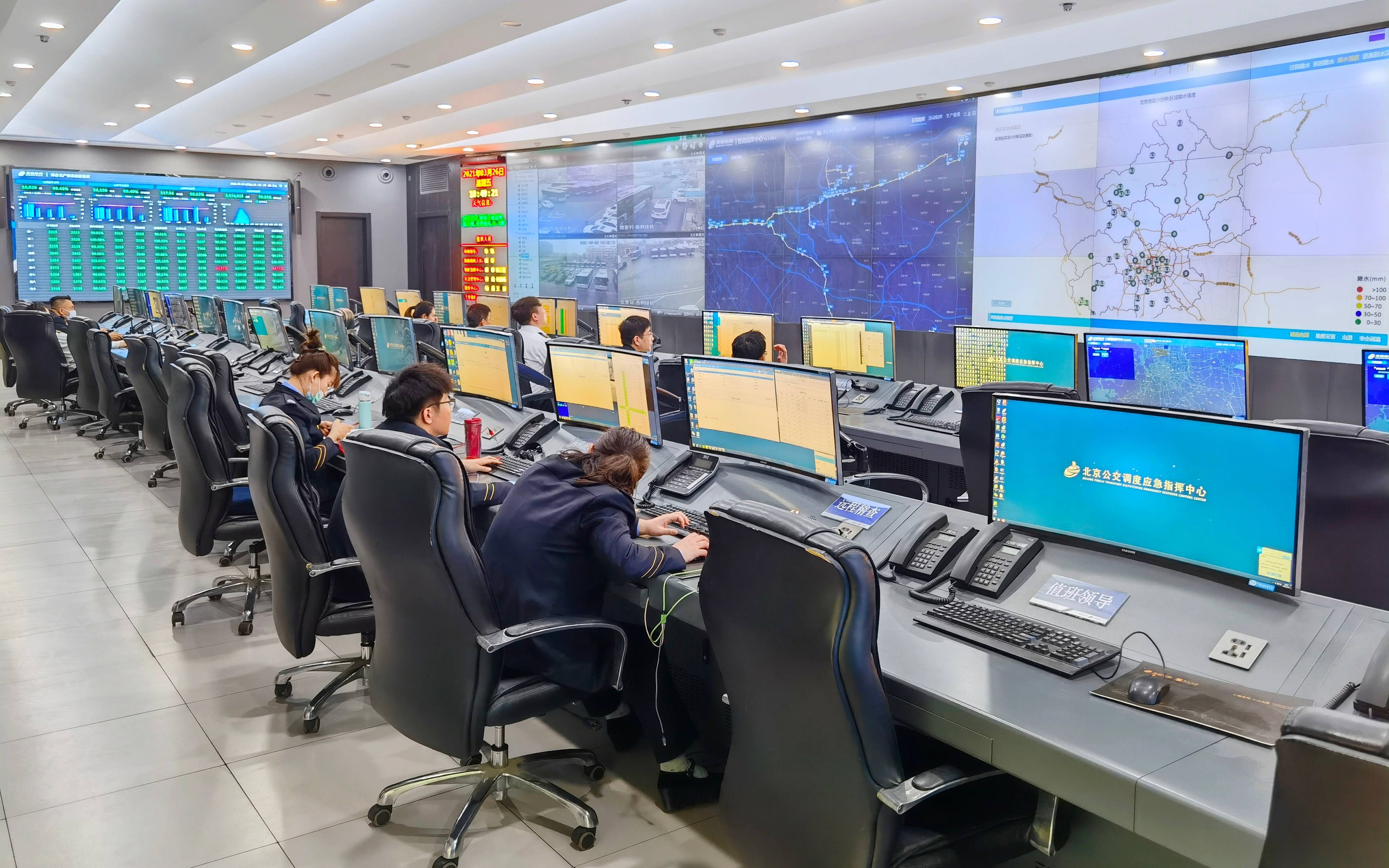 北京公交大厦四层,是统筹着北京公交集团运营车辆的智能调度指挥中心